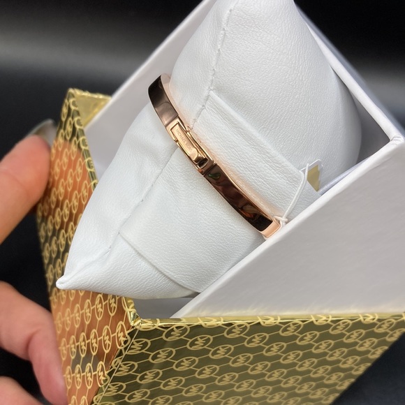 VDAY SALE 🎁 FINAL ⬇️ Michael Kors Rose Gold Heart Charm Bangle - Picture 5 of 6